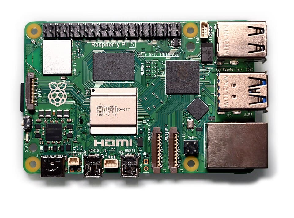لوحة Raspberry Pi 5 كاملة