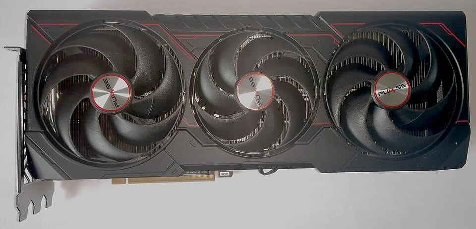 بطاقة رسومات Radeon RX 9070 XT ومراوحها