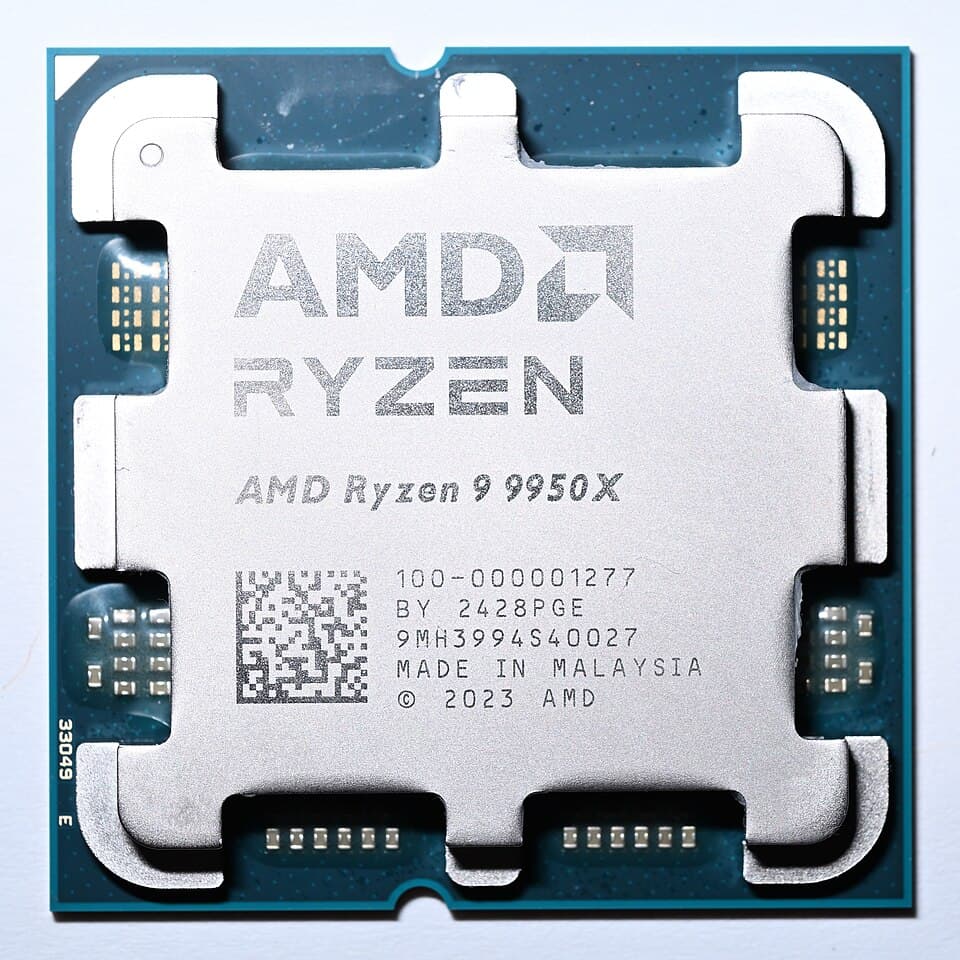 معالج AMD Ryzen 9 9950X
